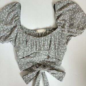 Altar’d state top floral grey puff sleeve (NWOT)
